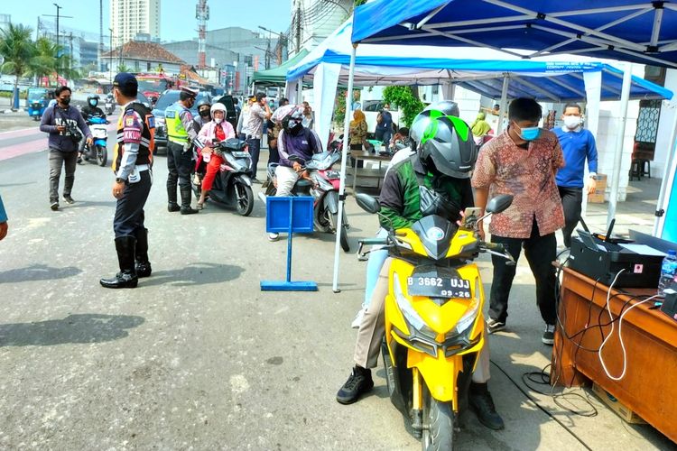 Pemerintah Kota Jakarta Barat menggelar layanan uji emisi gratis di sekitar kawasan wisata Kota Tua Jakarta, pada Kamis (25/8/2022).