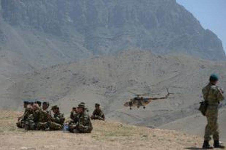 Pasukan nasional Afganistan (ANA) sedang melakukan latihan di luar ibu kota Kabul, Rabu (30/4/2014).