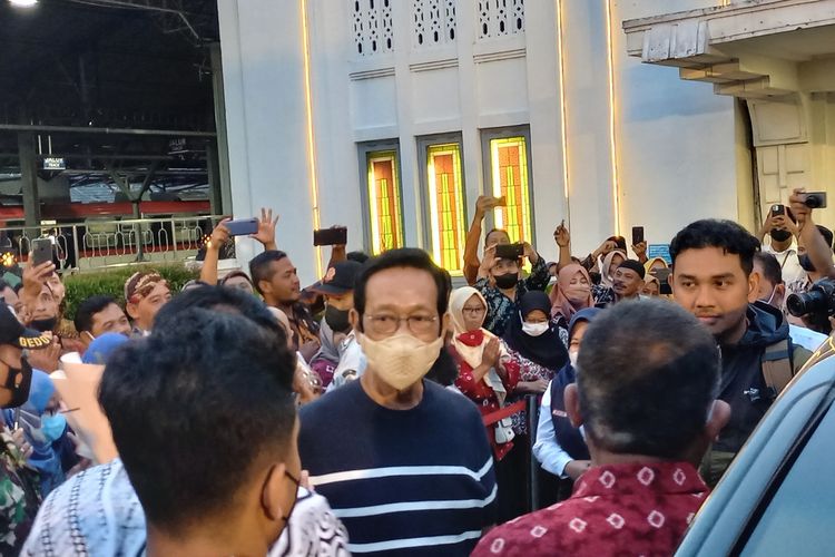 Sultan saat datang di Stasiun Tugu Yogyakarta disambut ratusan pamong dan lurah se DIY, Selasa (12/10/2022)