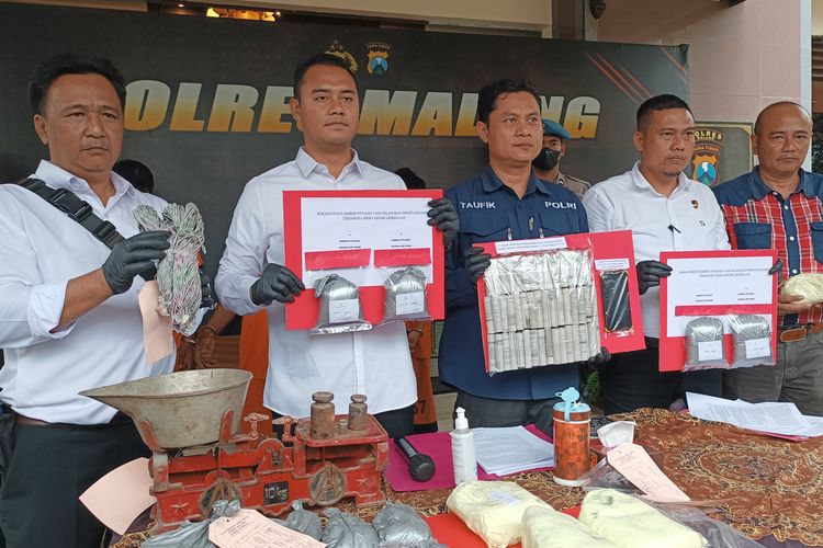 Konferensi pers penangkapan kasus pembuatan dan jual beli bahan peledak petasan di kawasan Kabupaten Malang.