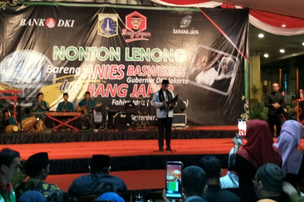 Gubernur DKI Jakarta Anies Baswedan memberikan sambutan dalam acara nonton bareng Lenong Betawi di halaman Balai Kota DKI Jakarta, Jumat (13/9/2019) malam.