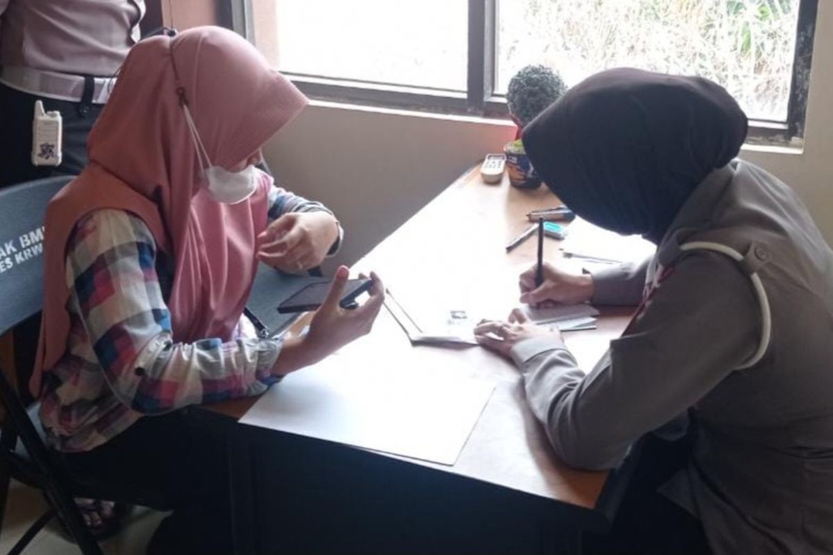 Salah seorang warga tengah mendaftar mudik gratis yang diselenggarakan Polres Karawang, Kamis (30/3/2023).