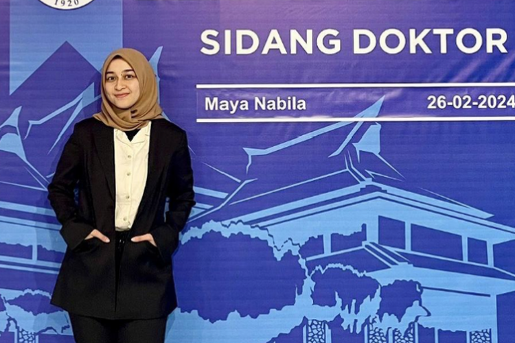 Maya Nabila bisa membuktikannya dengan meraih gelar doktor di Institut Teknologi Bandung (ITB) di usia 24 tahun.