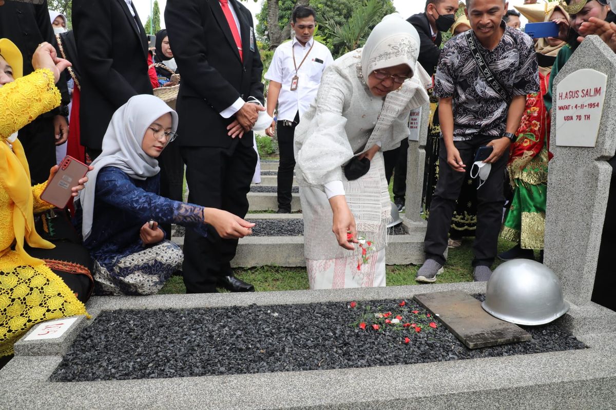 Menteri Sosial (Mensos) Tri Rismaharini saat menghadiri upacara ziarah nasional di Taman Makam Pahlawan Nasional Utama (TMPNU) Kalibata dalam rangka memperingati Hari Pahlawan 2022, Kamis (10/11/2022).
