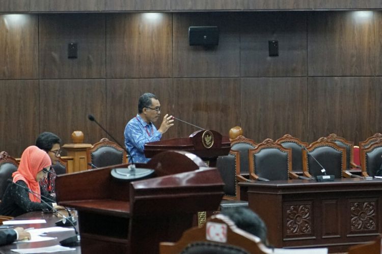 Koordinator Desk Kebebasan Beragama dan Berkeyakinan Komnas HAM Jayadi Damanik saat memberikan keterangan ahli dalam sidang uji materi atas UU No. 1 PNPS tahun 1965 tentang Pencegahan Penyalahgunaan dan/atau Penodaan Agama di Mahkamah Konstitusi (MK), Jakarta Pusat, Senin (23/10/2017). 