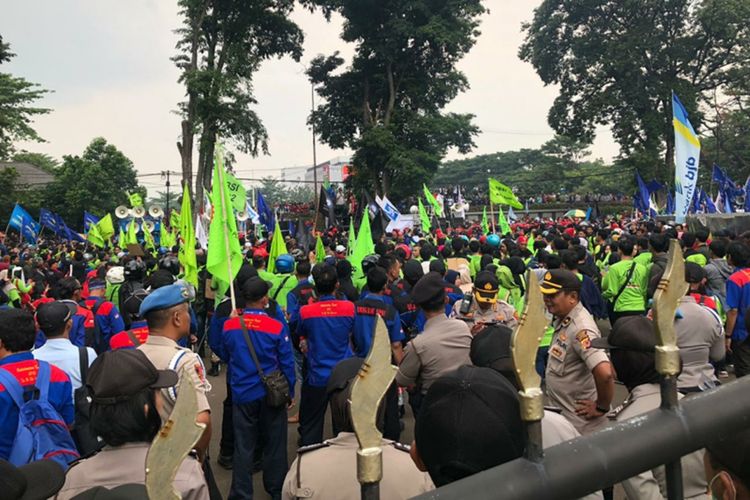 Ribuan buruh menggelar aksi unjuk rasa di depan Gedung Sate, Jalan Diponegoro, Senin (2/12/2019).