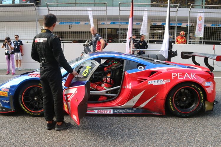 Mobil balap Ferrari 488 GT3 yang dikemudikan duet pebalap Indonesia dari tim T2 Motorsports, Rio Haryanto dan David Tjiptobiantoro jelang race 1 ajang Blancpain GT World Challenge Asia 2019 seri VI, di Sirkuit Shanghai, Jumat (27/9/2019) sore.