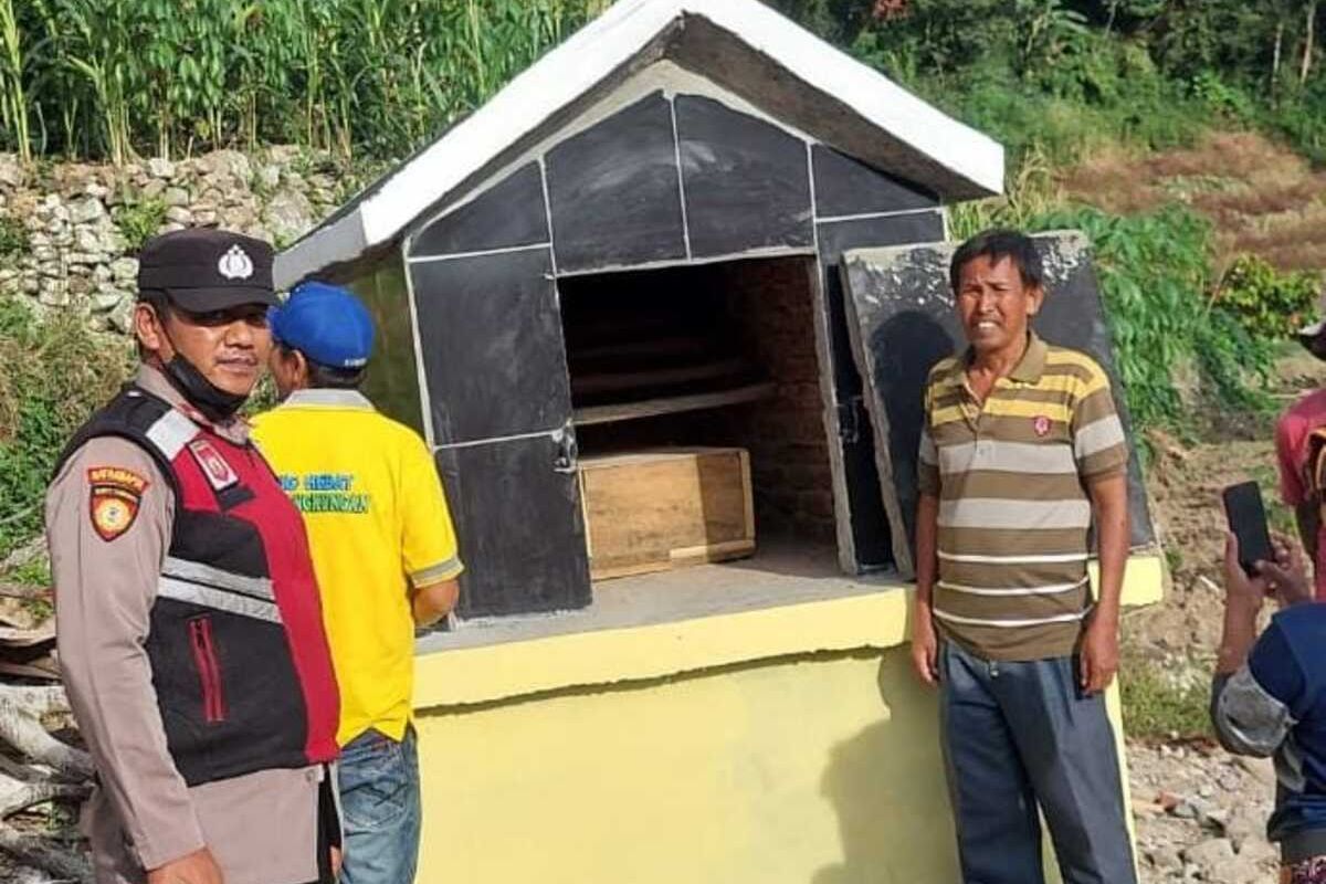 Foto: Potongan jasad yang ditemukan warga di perairan Danau Toba dipindahkan ke Tugu di Dusun II Binanga Bolon, Kecamatan Haranggaol Horisan, Kabupaten Simalungun Provinsi Sumut, Senin (4/3/2024) (DOK: POLSEK PURBA).