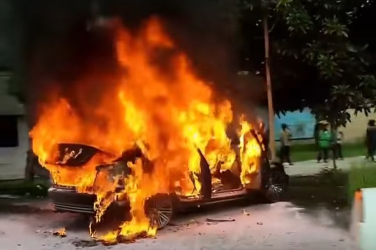 Satu unit mobil BMW diketahui terbakar di Simpang Udayana Jalan Bypass Ngurah Rai, Jimbaran, Kuta Selatan, Kabupaten Badung, Bali.