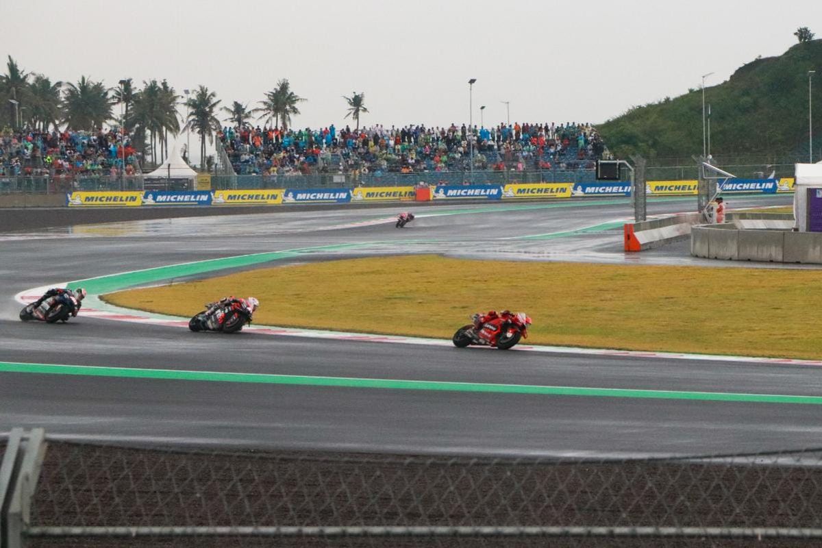 Para pemenang Bright Race Challenge yang berhasil memenangkan kesempatan nonton langsung MotoGP Indonesia di Pertamina Mandalika International Street Circuit