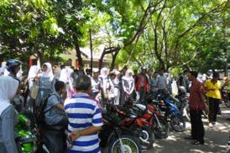 Ratusan pelajar SMAN 1 Duampanua saat menggelar aksi demo di depan kantor DPRD Kabupaten Pinrang, Sulawesi Selatan, siang tadi