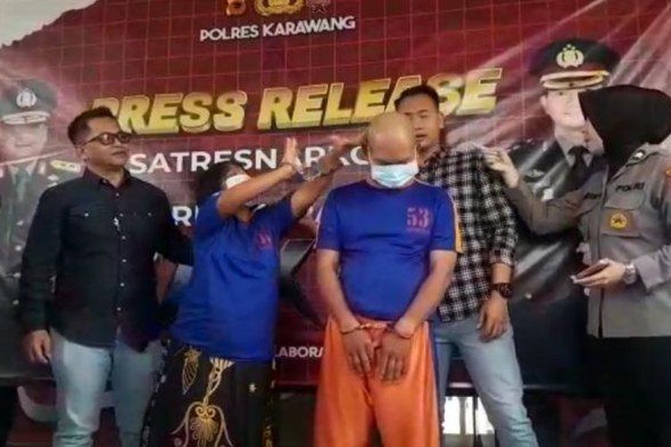 Kesal karena kasusnya sebagai bandar narkoba terungkap, perempuan paruh baya RP alias Iyang (50) jitak pengedarnya S alias Abang (54) ketika rilis pengungkapan kasus peredaran narkotika di Mapolres Karawang, Selasa (14/2/2023).

