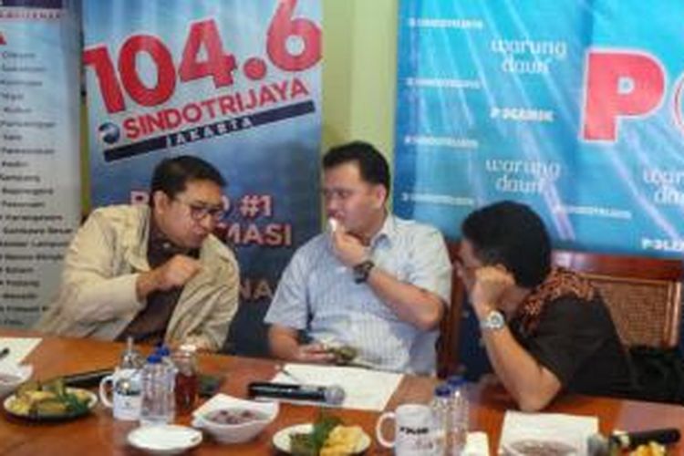 Ketua DPP PDI Perjuangan Andreas Hugo Pareira (paling kiri) dan anggota Dewan Syura PKB Maman Imanul Haq (paling kanan), di Jakarta, Sabtu (7/11/2015).