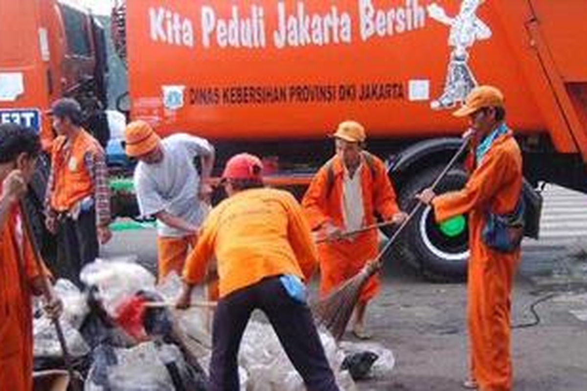 Petugas Kebersihan membersihkan sampah sisa malam takbiran di ruas Jalan Bekasi Barat, Jatinegara, Jakarta Timur, Jumat (10/9/2010).