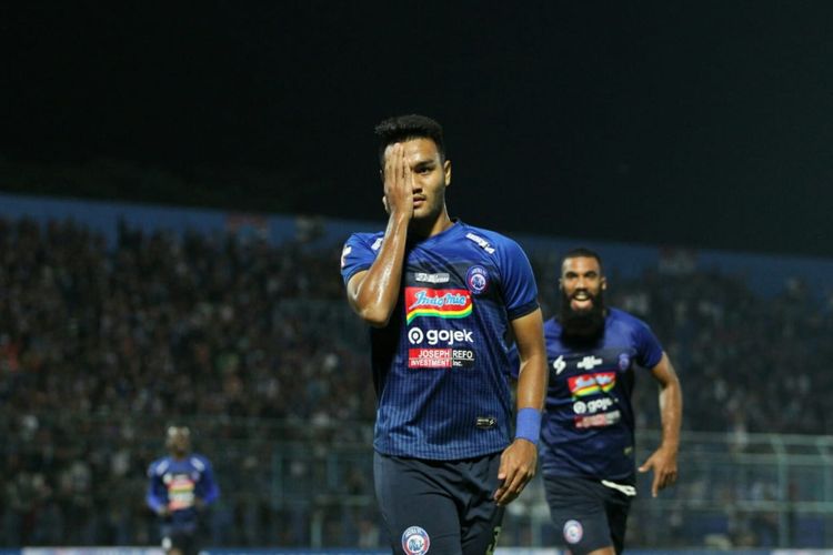 Penyerang Arema FC, Muhammad Rafli, melakukan selebrasi setelah mencetak gol ke gawang PSM Makassar pada lanjutan pekan ke-22 Liga 1 2019 di Stadion Kanjuruhan, Malang, Rabu (2/10/2019) malam. 