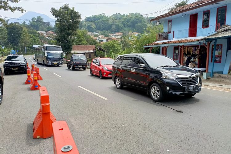 Situasi arus lalu lintas di Cikaledong Nagreg, Kabupaten Bandung, Jawa Barat pada H-2 atau Senin (8/4/2024)