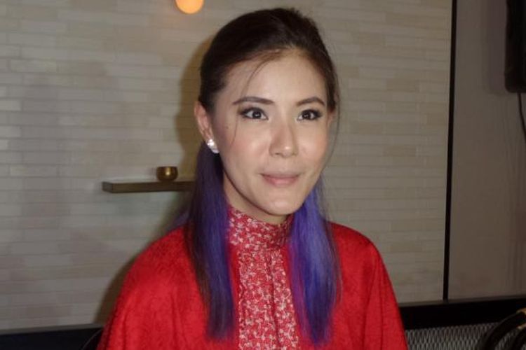 Olga Lydia diabadikan usai pengukuhan juri Festival Film Indonesia 2016 di GIA Restaurant, Jakarta Pusat, Senin (17/10/2016).