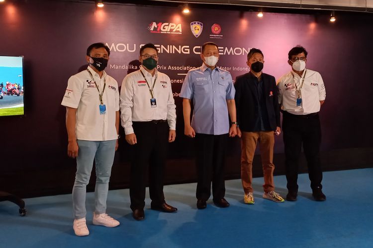 Penandatanganan MoU antara Dyandra Promosindo dengan Ikatan Motor Indonesia (IMI) untuk distribusi paket nonton World Superbike (WorldSBK) 2021 di Pertamina Mandalika International Street Circuit