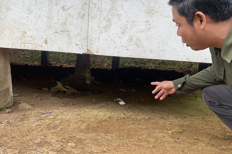 Nampak kolong rumah Udin, tempat kolong rumah panggung itu sering dijadikan tempat bermain raya dengan ayam.