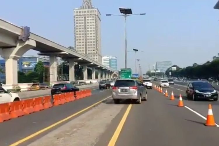 Contra flow diterapkan kepolisian di ruas Tol Dalam Kota, Senin (8/6/2020).