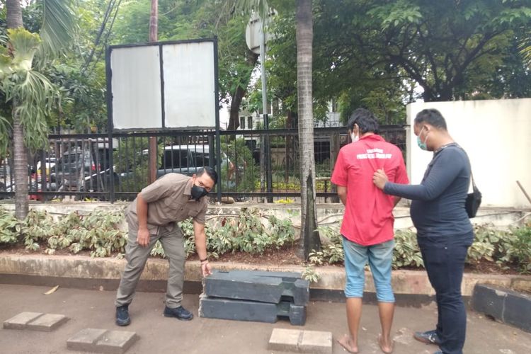 Kompol Alvin Pratama bersama dengan barang bukti 4 buah besi penghalang jalan dan pelaku pencurian besi di Jalan Ponogoro Menteng Jakarta Pusat, Senin (10/1/2022).