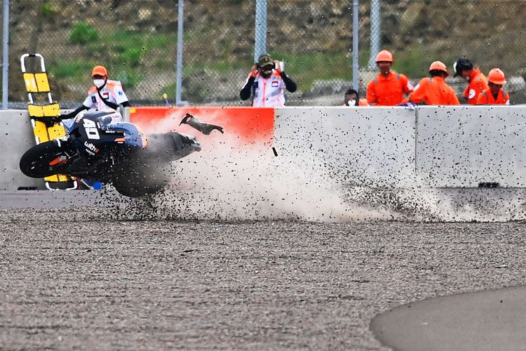 Sepeda motor pembalap WithU Yamaha RNF MotoGP Team Darryn Binder melayang di udara saat kecelakaan 
tes pramusim MotoGP 2022 hari kedua di Pertamina Mandalika International Street Circuit, Lombok Tengah, NTB, Sabtu (12/2/2022). Sesi tes pramusim di sirkuit Mandalika tersebut akan berlangsung hingga Minggu (13/2/2022).