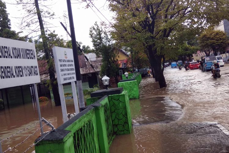 Banjir yang terjadi di Sario, Manado meluap hingga ke ruas jalan, Senin (20/3/2017)