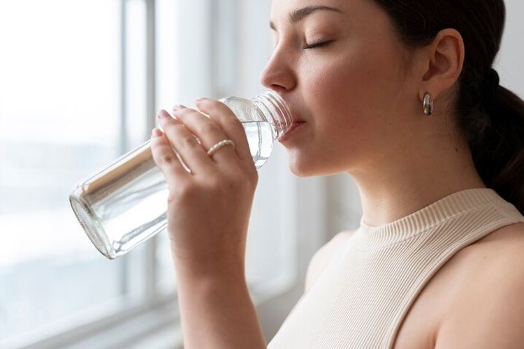 Ilustrasi minum air putih. Minum air putih baik untuk kesehatan, tetapi jika berlebihan juga bisa menyebabkan masalah kesehatan. Ini bisa menyebabkan Anda keracunan air (hiponatremia) dengan efek samping termasuk gangguan fungsi ginjal.