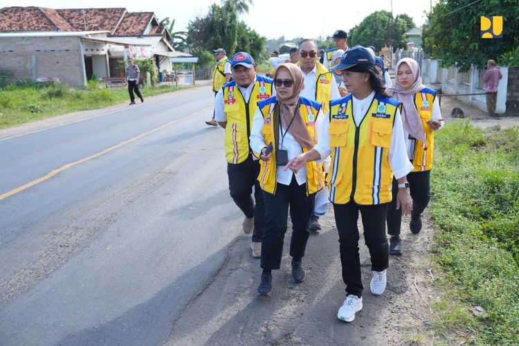 Wamen PU Diana saat meninjau jalan nasional Ruas Simpang Kota Kotabumi?Terbanggi Besar. 