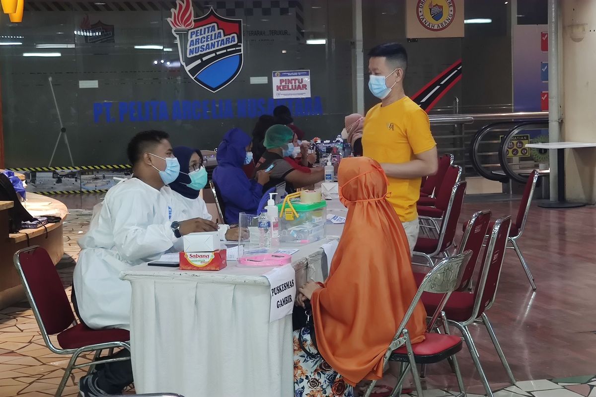 Suasana vaksinasi di Pasar Tanah Abang, Jakarta Pusat, Sabtu (6/3/2021).