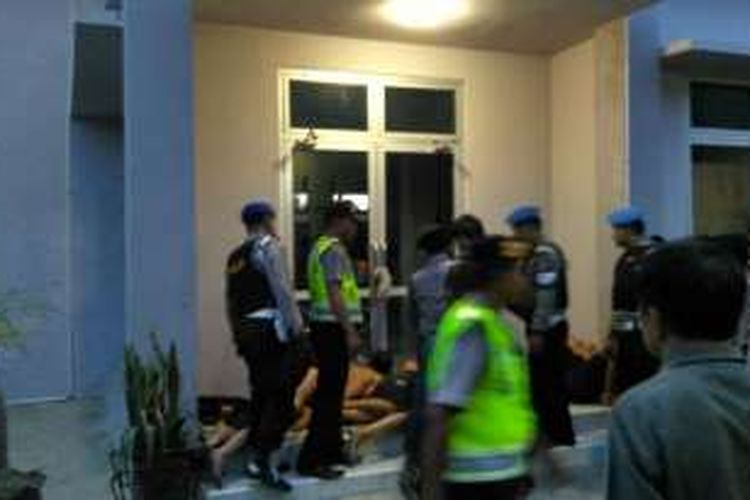 Aparat Polres Bengkulu mengamankan 10 orang dalam razia narkoba di Lapas Bentiring, Bengkulu, Jumat (22/7/2016) dini hari.