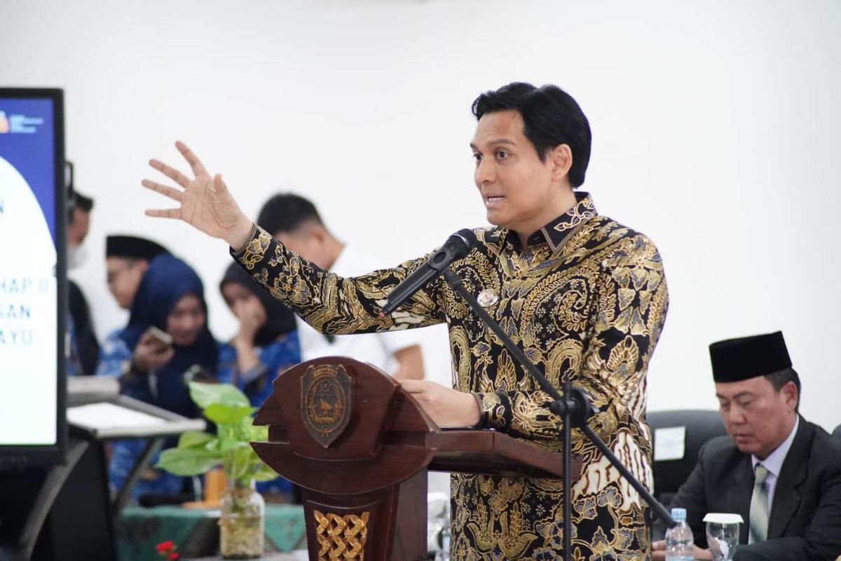 Bupati Indramayu, Lucky Hakim saat memberikan amanatnya kepada 172 Pegawai Pemerintah dengan Perjanjian Kerja (PPPK) tahap II formasi tahun 2024 yang dilantik di Aula Bappeda-Litbang Kabupaten Indramayu, Rabu (1/10/2025).