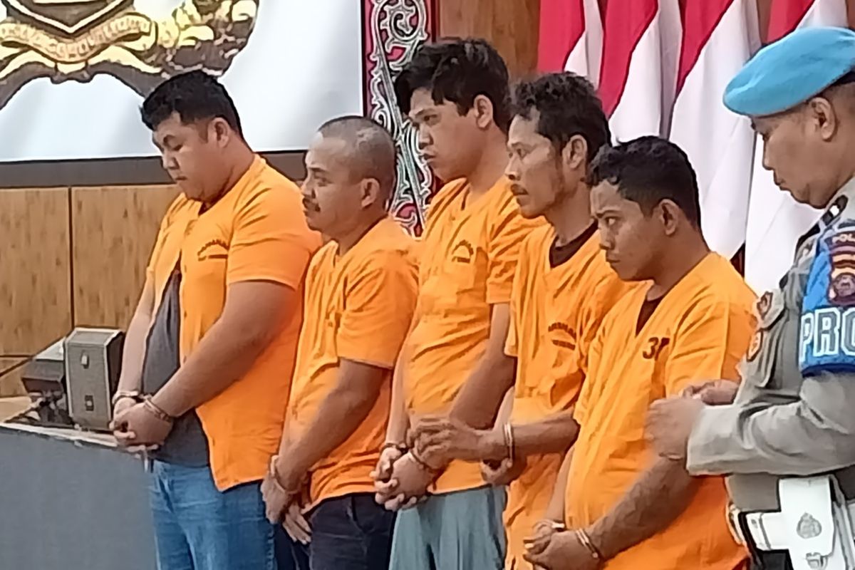 Para tersangka kasus pembunuhan mantan anggota DPRD Kabupaten Langkat, Paino pada Kamis (26/1/2023) malam. Mereka berinisial LG (26), DB (38), PS (43), MH (27) dan SY (27). Sang eksekutor, DB (kedua dari kiri) masih bisa mengumbar senyum hingga membuat lelucon soal pintu neraka sudah dibuldoser. Dia mengaku sudah pernah membunuh di usia 14 tahun.