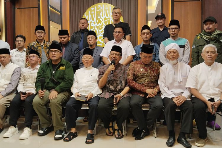 Menyikapi rentetan aksi demonstrasi yang terjadi selama sepekan ke belakang, sejumlah Ulama di Kota Bandung mengadakan pertemuan dengan Wali Kota Bandung, Muhammad Farhan dan Ketua serta Anggota DPRD Kota Bandung di Masjid Istiqomah, Cihapit, Kota Bandung, Minggu (31/8/2025) sore.