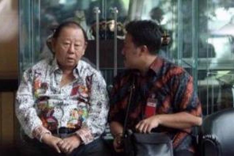 Pengusaha Budi Sampoerna (kiri) memenuhi panggilan petugas Komisi Pemberantasan Korupsi (KPK) untuk dimintai keterangan terkait kasus skandal Bank Century di Gedung KPK, Jakarta, Rabu (3/2/2010).