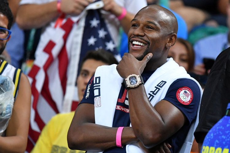 Mantan petinju AS Floyd Mayweather menghadiri babak perempat final pertandingan basket antara AS dan  Argentina di Carioca Arena 1 Rio de Janeiro 17 Agustus 2016 selama Rio 2016 Olympic Games.
Andrej ISAKOVIC / AFP