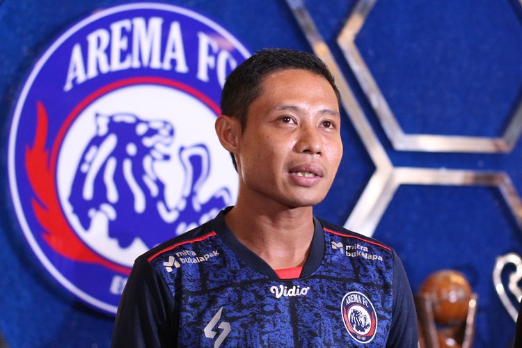 Evan Dimas saat diperkenalkan sebagai pemain baru Arema FC musim 2022 di Kandang Singa, Kantor Arema FC, Kamis (7/4/2022) sore.

