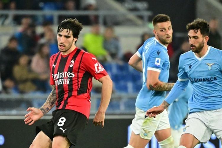 Aksi Sandro Tonali saat AC Millan menang 2-1 atas Lazio di Stadion Olimpico pada lanjutan Serie A, Senin (25/4/2022).