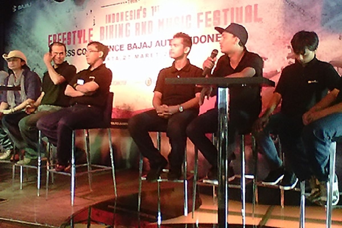 Manajemen BAI, para freestyle dan penyanyi rock Andy Rif dari grup band /rif (ketiga dari kiri) siap meramaikan acara di tujuh kota