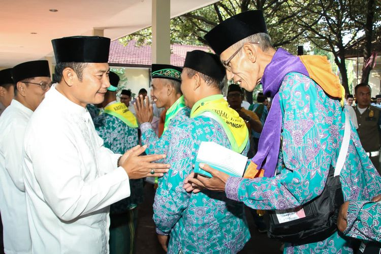 Bupati Lamongan Yuhronur Efendi (depan kiri), saat menyalami calon jemaah haji yang hendak menunaikan ibadah haji di Pendopo Lokatantra, Lamongan, Jawa Timur, Jumat (2/6/2023).