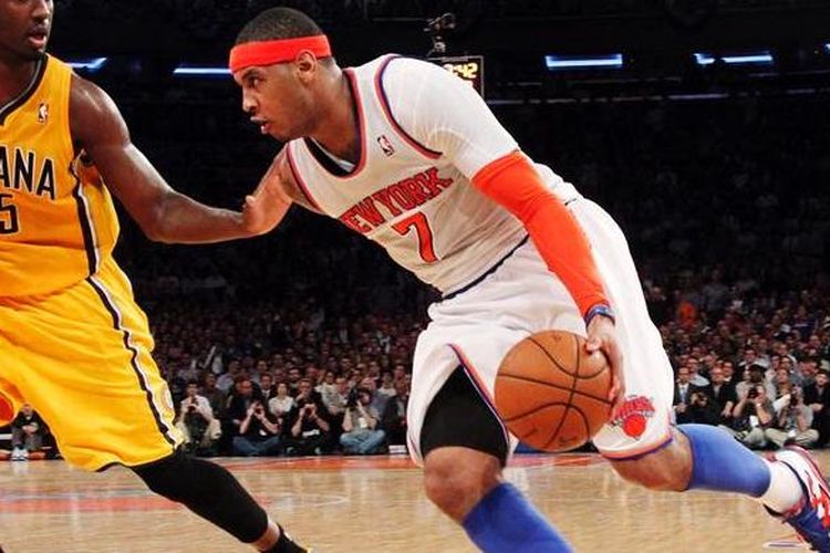 Carmelo Anthony dari New York Knicks (7) melewati pemain Indiana Pacers, Roy Hibbert (55), pada game kedua semifinal Wilayah Timur, Selasa (7/5/2013) waktu setempat atau Kamis pagi WIB.