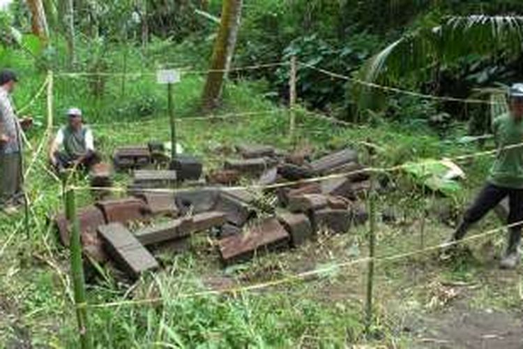 Benda-benda purbakala di temukan warga di  lereng Gunung Merapi, tepatnya di Dusun Gendungan, Desa Kalibening, Kecamatan Dukun, Kabupaten Magelang, Jawa Tengah, Selasa (17/5/2016).
