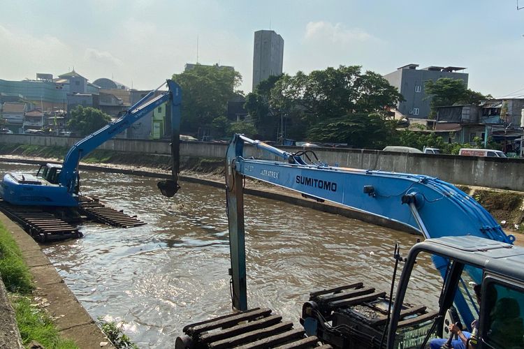 Kali Ciliwung Dikeruk, Lumpur Bakal Dibuang ke Ancol pada Malam Hari