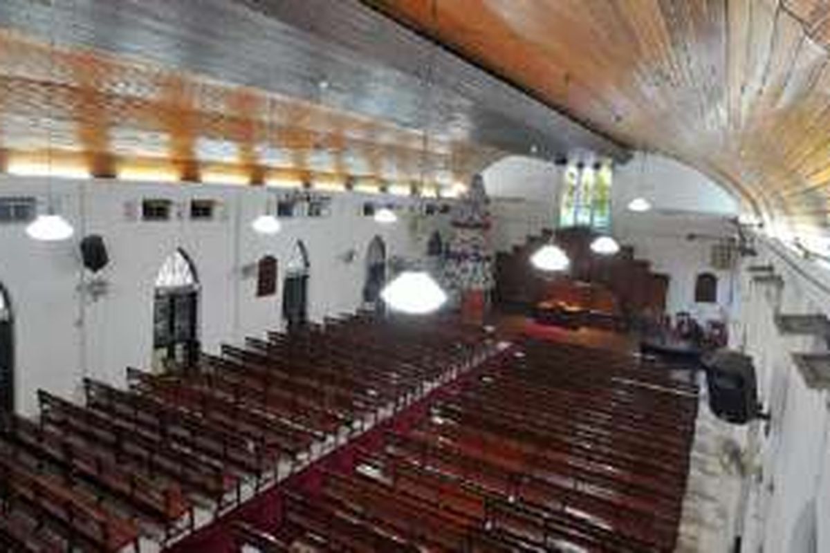 Bagian dalam Gereja Kristen Indonesia (GKI) Kwitang, Jakarta Pusat, Rabu (14/12). Mulai dibangun pada 1876, bangunan gereja direnovasi pada 1924 dan bentuknya masih bertahan seperti saat ini. GKI Kwitang juga termasuk dalam salah satu bangunan cagar budaya. 