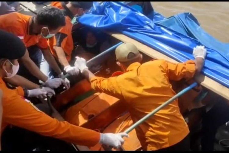 Tim gabungan mengevakuasi korban tewas akibat kapal SB Evelyn Calisca tenggelam di perairan Kabupaten Indragiri Hilir, Riau, Jumat (28/4/2023).