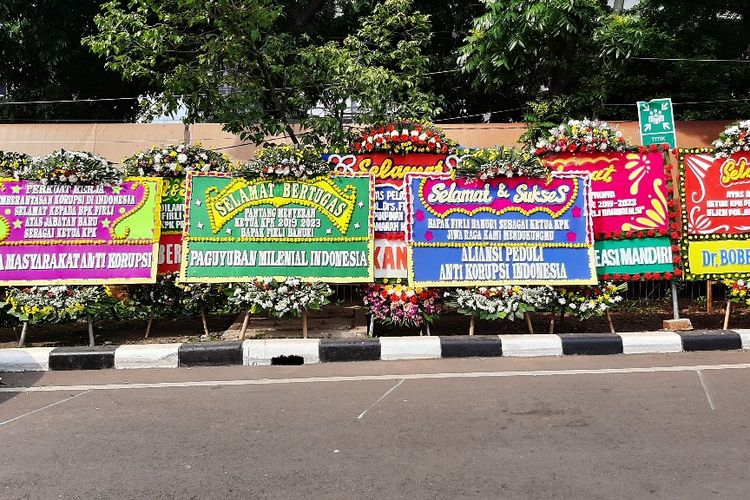 Papan karangan bunga berjejer di depan Gedung Merah Putih KPK, Jumat (20/12/2019).