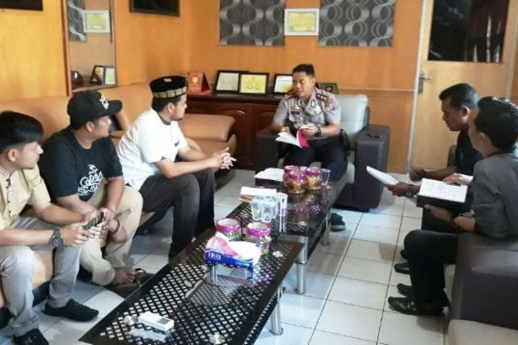 Ketua Komisi A, DPRK Aceh Timur, Irwanda melaporkan buku Remy Silado ke Mapolres Aceh Timur, Sabtu (2/3/2018)
