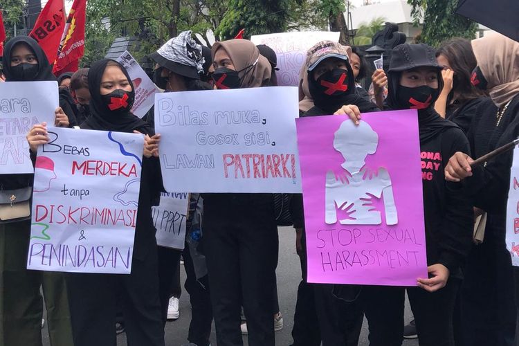 Ratusan massa yang sebagian besar perempuan menggelar aksi unjuk rasa di depan Kantor DPRD Jateng dengan membawa delapan tuntutan, Rabu (8/3/2023).