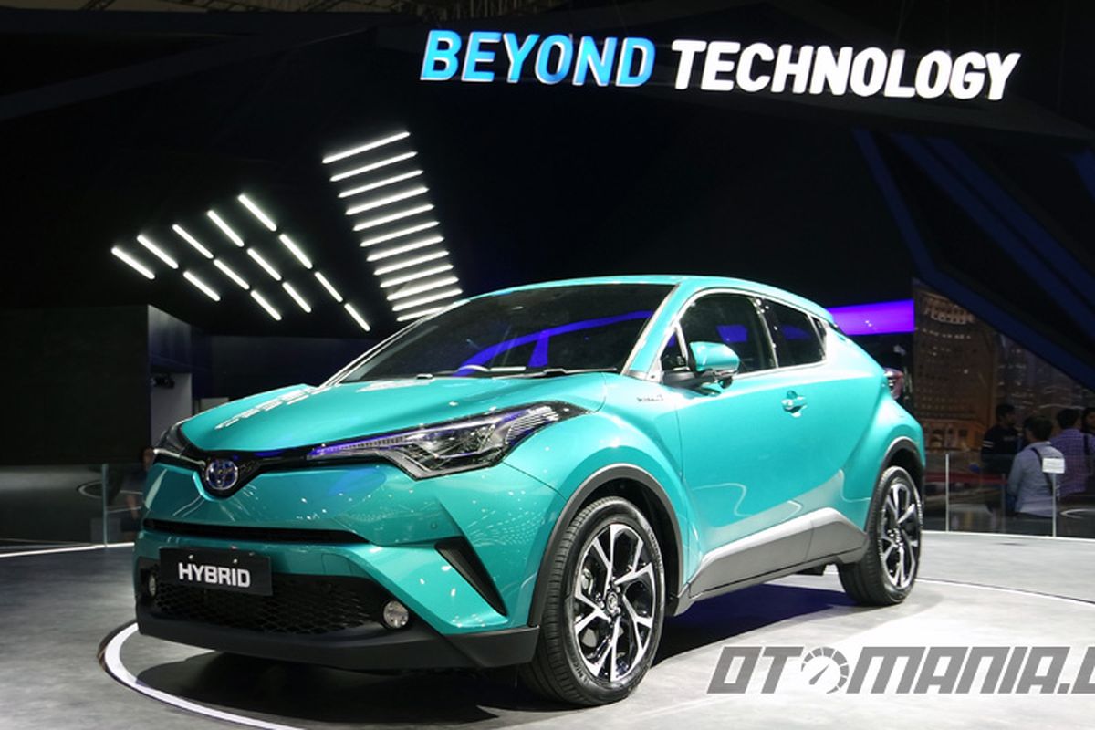 Toyota C-HR produksi Jepang dengan mesin 1.8L hibrida, diperkenalkan di Gaikindo Indonesia International Auto Show (GIIAS) 2017.