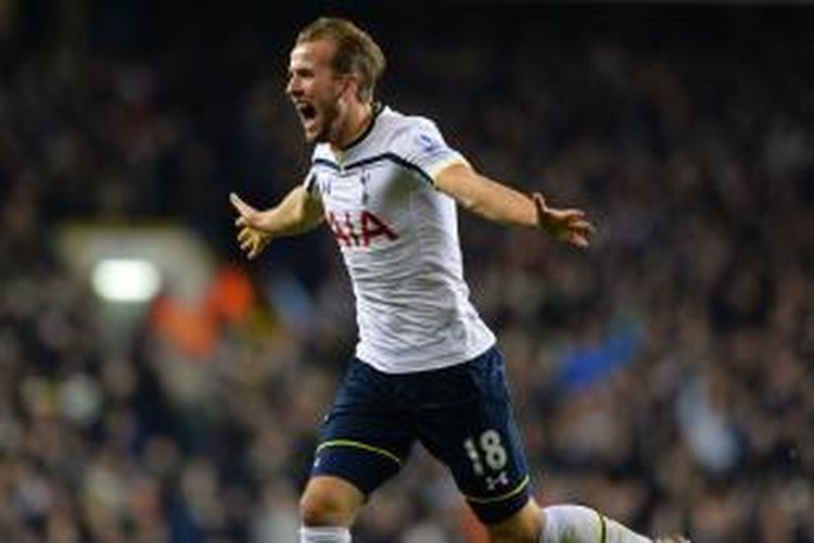 Penyerang Tottenham Hotspur Harry Kane merayakan keberhasilannya mencetak gol ke gawang Chelsea, pada pertandingan Premier League, di White Hart Lane, Kamis (1/1/2015).